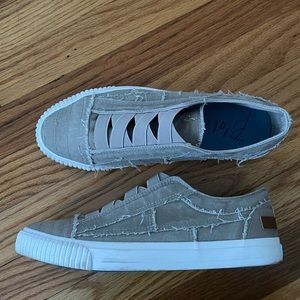 Like new BLOWFISH slip on sneaker